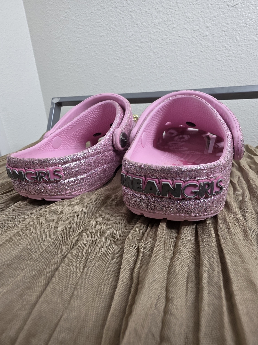 Crocs Mean Girls Pink Glitter Classic Clogs Women’s 7 Men’s 5 - Picture 8 of 16